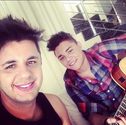Reprodução/Instagram - Felipe Araújo e o irmão, Cristiano Araújo Reprodução/Instagram - Felipe Araújo e o irmão, Cristiano Araújo