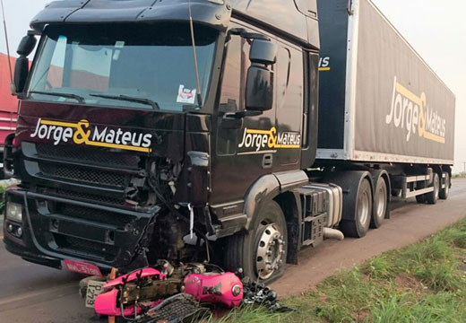 Jovem morre em acidente com carreta da dupla Jorge e 