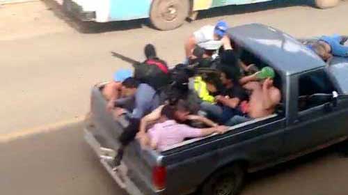 Reprodução - No último assalto, bandidos fugiram com reféns no capô e na carroceria de uma caminhonete Reprodução - No último assalto, bandidos fugiram com reféns no capô e na carroceria de uma caminhonete