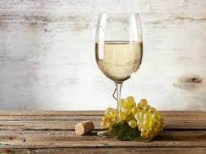 vinho branco e frutas
