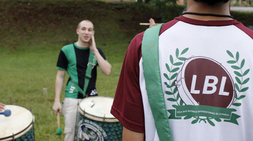 Ludmila Hernandes/Grupo Folha - Símbolo da Liga das Baterias de Londrina e Roberto Tecchio, o Betão, ao fundo Ludmila Hernandes/Grupo Folha - Símbolo da Liga das Baterias de Londrina e Roberto Tecchio, o Betão, ao fundo