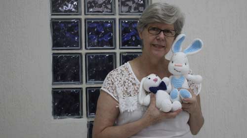 Gabriela Campos/Redação Bonde - A artesã Suelly Beggiato com os coelhinhos de crochê feitos por meio da técnica amigurumi