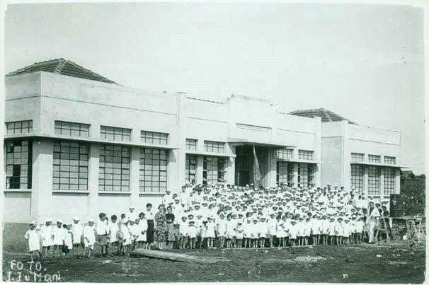 Acervo/Museu Histórico de Londrina - Primeira turma de alunos do Grupo Escolar Hugo Simas Acervo/Museu Histórico de Londrina - Primeira turma de alunos do Grupo Escolar Hugo Simas