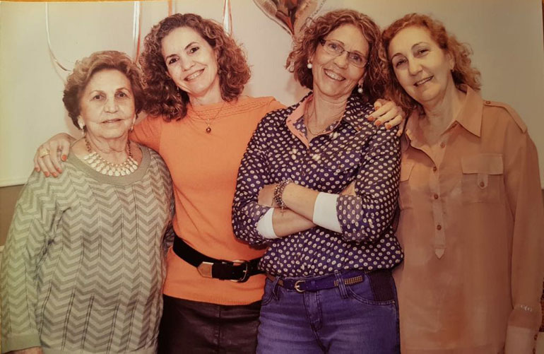 Arquivo pessoal - Eugenia e as filhas Lilian, Deize e Edneia