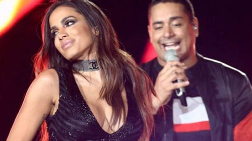 Anitta cai em 'pegadinha' de fã que subiu ao palco 