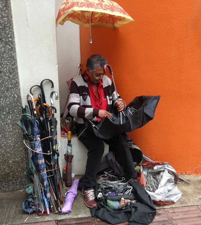 Fernando Buchhorn/Portal Bonde - João atende de segunda a sexta-feira, das 11h às 16h30, próximo ao número 170, no Calçadão de Londrina. Fernando Buchhorn/Portal Bonde - João atende de segunda a sexta-feira, das 11h às 16h30, próximo ao número 170, no Calçadão de Londrina.