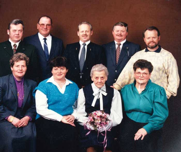 Arquivo Pessoal - Erich (em pé, de óculos) seus irmãos e a mãe, Franziska, na Alemanha.