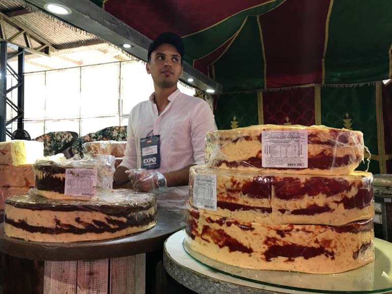 Fernando Buchhorn/Redação Bonde - Mohammed trabalha com as cocadas há 15 anos. Ele explica que a receita marroquina foi adaptada ao doce brasileiro mas com 50% menos açúcar Fernando Buchhorn/Redação Bonde - Mohammed trabalha com as cocadas há 15 anos. Ele explica que a receita marroquina foi adaptada ao doce brasileiro mas com 50% menos açúcar