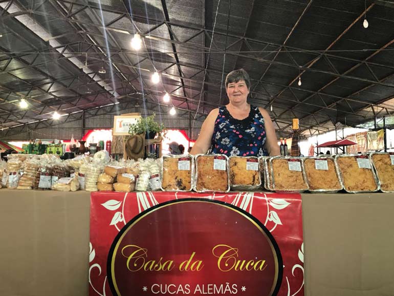 Fernando Buchhorn/Redação Bonde - Terezinha Maria Wegner é de Rolândia e explica que o carro chefe dos produtos alemães são as cucas de banana e de maçã Fernando Buchhorn/Redação Bonde - Terezinha Maria Wegner é de Rolândia e explica que o carro chefe dos produtos alemães são as cucas de banana e de maçã