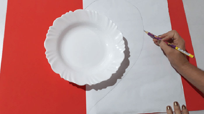 Pinterest - Centralize um prato com a metade sobre a cartolina, a outra metade sobre o EVA, e desenhe um lado do coração Pinterest - Centralize um prato com a metade sobre a cartolina, a outra metade sobre o EVA, e desenhe um lado do coração
