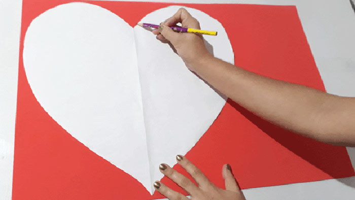 Pinterest - Abra a cartolina e posicione o molde de coração sobre o EVA. Contorne-o com o lápis Pinterest - Abra a cartolina e posicione o molde de coração sobre o EVA. Contorne-o com o lápis
