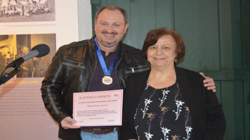 Fotógrafo: Decio Romano - Marlus Velloso representou a nova acadêmica Miriam Maria Santucci Fotógrafo: Decio Romano - Marlus Velloso representou a nova acadêmica Miriam Maria Santucci