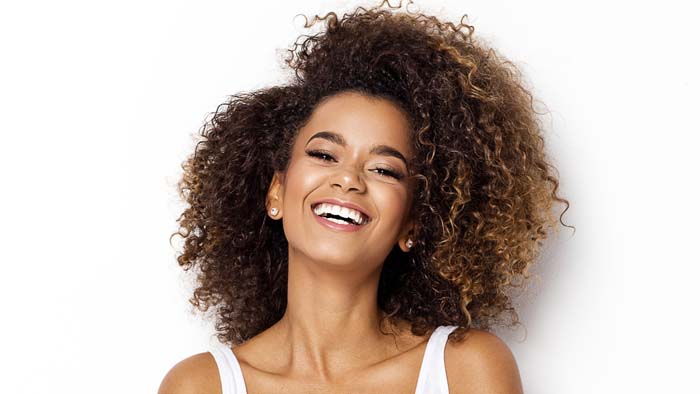 Mechas em cabelos afro: especialista lista as melhores tendências