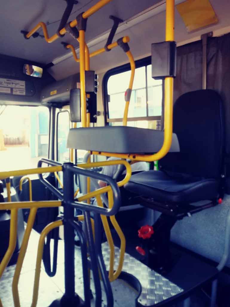 Rafael Fantin/Grupo FOLHA - Cadeira do cobrado vazia em ônibus metropolitano na manhã desta segunda-feira (30)