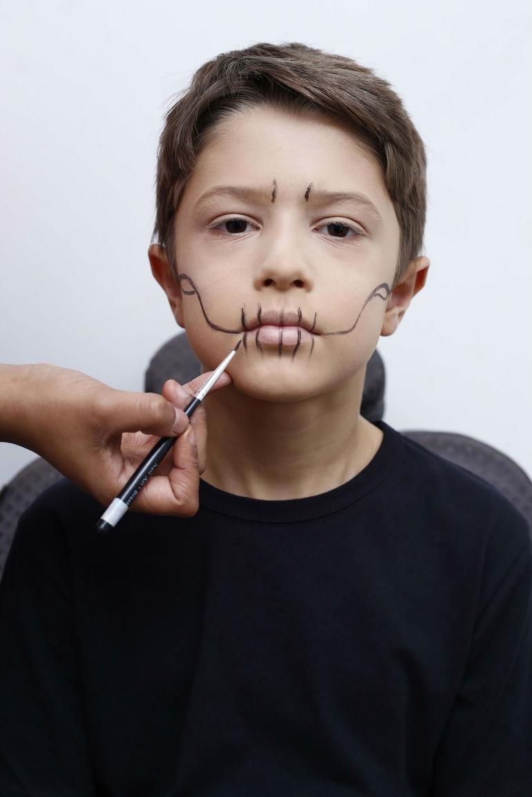 Aprenda a fazer uma maquiagem de caveira na criançada 
