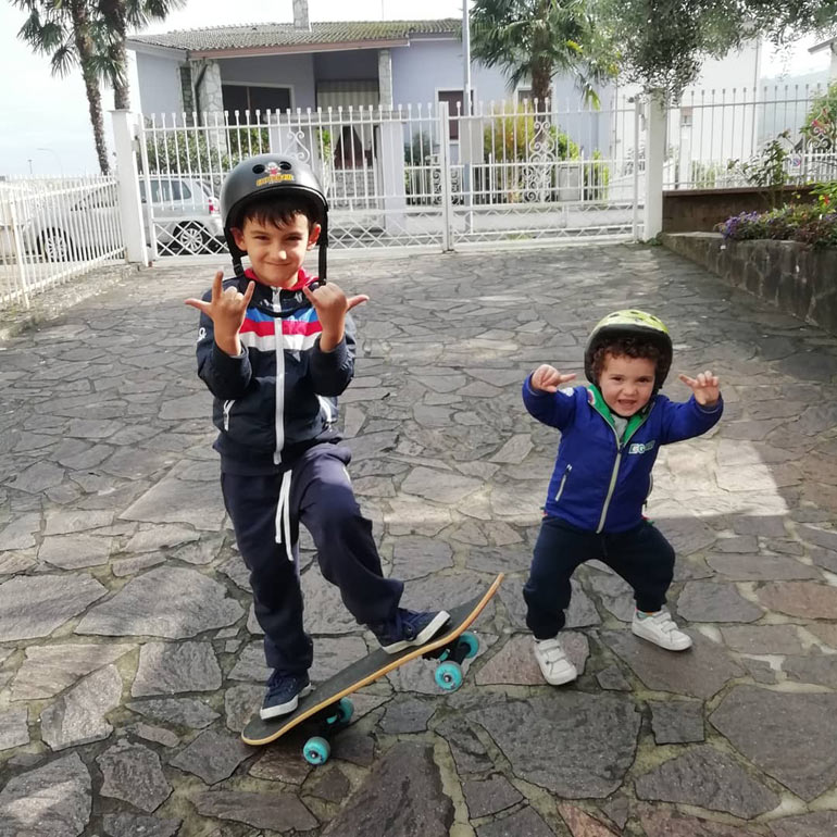 Divulgação - Joshua e Noah, filhos de Kelly Rolleston