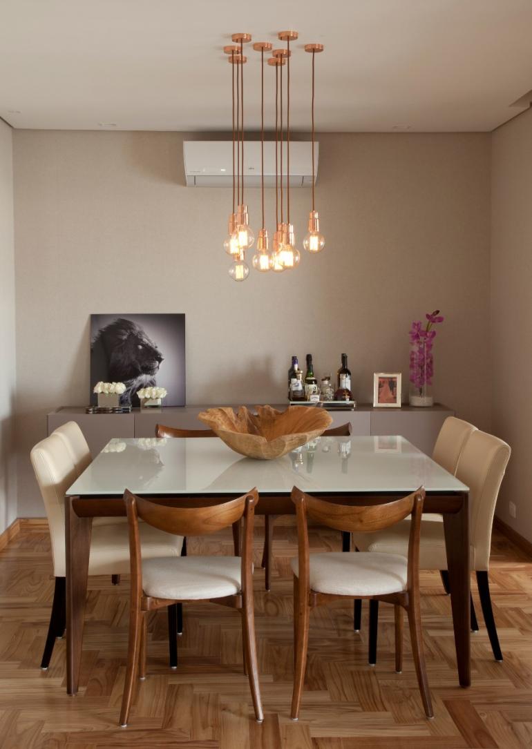 Luis Gomes - Realizada em uma paleta de tons claros, a sala de jantar da arquiteta Pati Cillo recebeu um ar-condicionado para amenizar a temperatura
