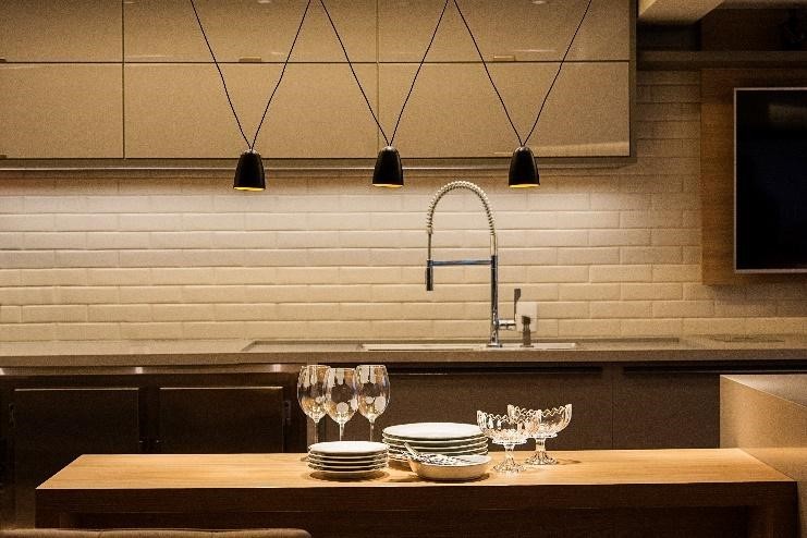 Emerson Rodrigues - Trio de pendentes na cozinha projetada pelo escritório Dantas & Passos Arquitetura