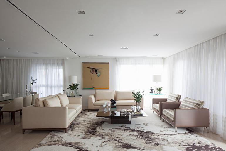 Gui Morelli - Para esse living sofisticado, Ieda Korman, do Korman Arquitetos, optou por um tapete desenhado pelo escritório, exclusivamente para o projeto