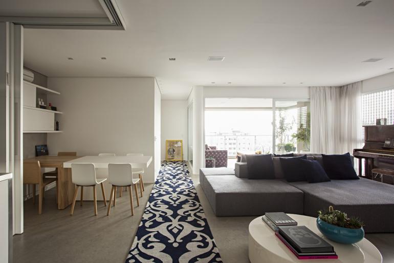 Gui Morelli - Funcionando como um delimitador de ambientes nesse projeto do Korman Arquitetos, o tapete repousa sobre o piso de limestone cinza