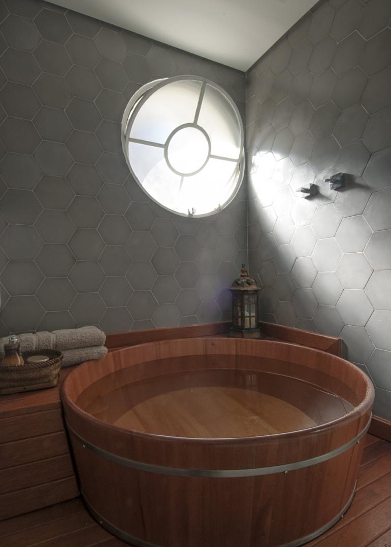 Luis Gomes - Revestimentos hexagonais cimentícios na decoração de um 'banheiro spa” com ofurô