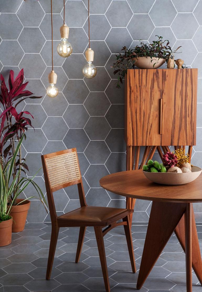 Luis Gomes - Sala de almoço assinada por Bruno Moraes, com dois revestimentos hexagonais de 22,6 cm