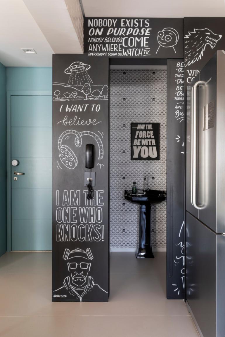 Evelyn Müller - No lavabo que conta com o lado externo super caracterizado, Marina Carvalho trouxe os personages Darth Vader e Stormtrooper para o papel de parede.