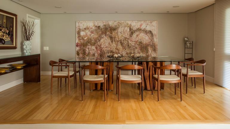 Eduardo Pozella - Na sala de jantar, a cor palha realiza uma composição harmoniosa com o amadeirado presente no piso e no mobiliário Eduardo Pozella - Na sala de jantar, a cor palha realiza uma composição harmoniosa com o amadeirado presente no piso e no mobiliário