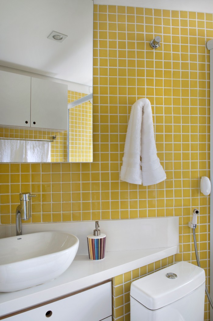 Evelyn Müller - No banheiro cheio de ousadia de Marina Carvalho, o amarelo virou o pano de fundo, deixando para que o branco e o cinza entrassem como coadjuvantes