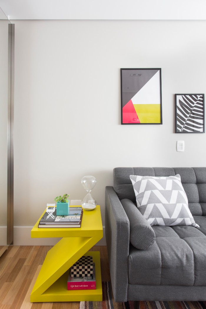 Thiago Travesso - O amarelo e o cinza aparecem dos dois projetos da Figa Arquitetura, marcando presença em elementos complementares