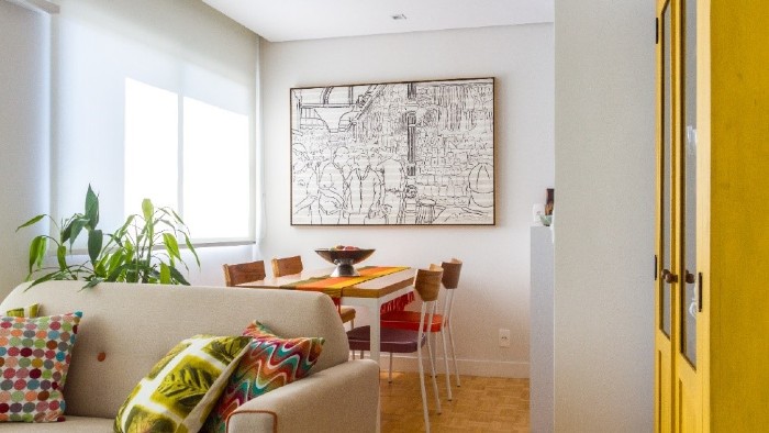 Vitor Fontes e Dennis Fidalgo - Neste projeto, a cozinha integrada com a sala de estar mantém um espaço interessante entre a mesa e a janela