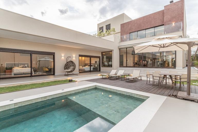 Leandro Moraes - A área mais rasa – prainha – é ideal para entrar na piscina, pois dispensa a escadinha, além ser o lugar ideal para as crianças