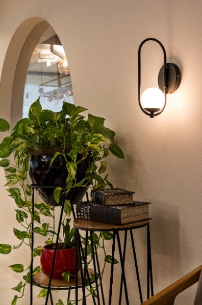 Emerson Rodrigues - No projeto da arquiteta Patrícia de Mello, este cantinho recebeu uma arandela de design moderno que se harmonizou com a decoração