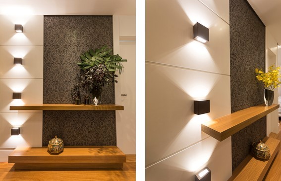Emerson Rodrigues - Quatro arandelas posicionadas verticalmente, uma acima da outra, criam um efeito único à decoração deste ambiente da arquiteta Luciana Ballio