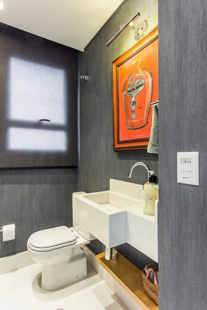 Thiago Travesso - Ao invés do espelho, o primeiro ponto percebido no lavabo é uma obra de arte posicionada acima da cuba