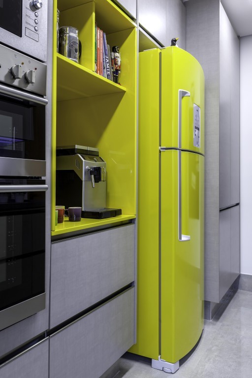 Carlos Piratininga - A combinação entre amarelo e cinza aparece novamente, dessa vez na cozinha