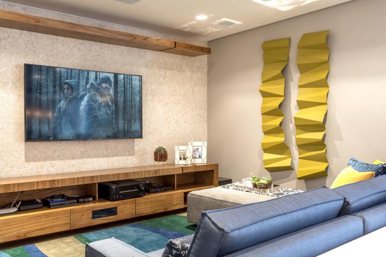 Carlos Piratininga - Quando a obra de arte dá o tom para o restante da decoração em uma sala de TV cheia de estilo