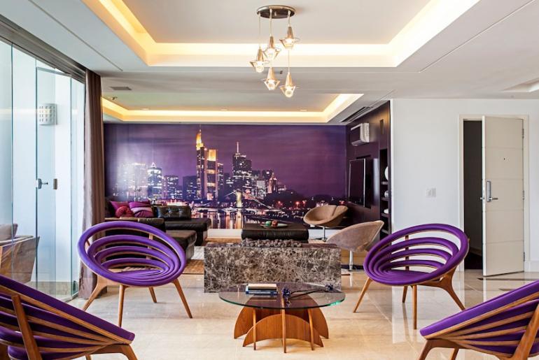 Carlos Piratininga - Usando o painel como inspiração, o roxo ganhou os móveis da sala