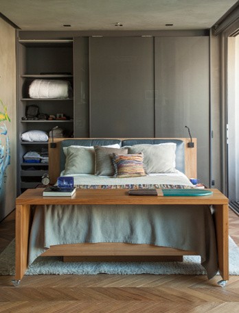 Luis Gomes - Neste projeto da arquiteta Pati Cillo, o armário fica integrado ao quarto, que por sua vez se une à área social do apartamento