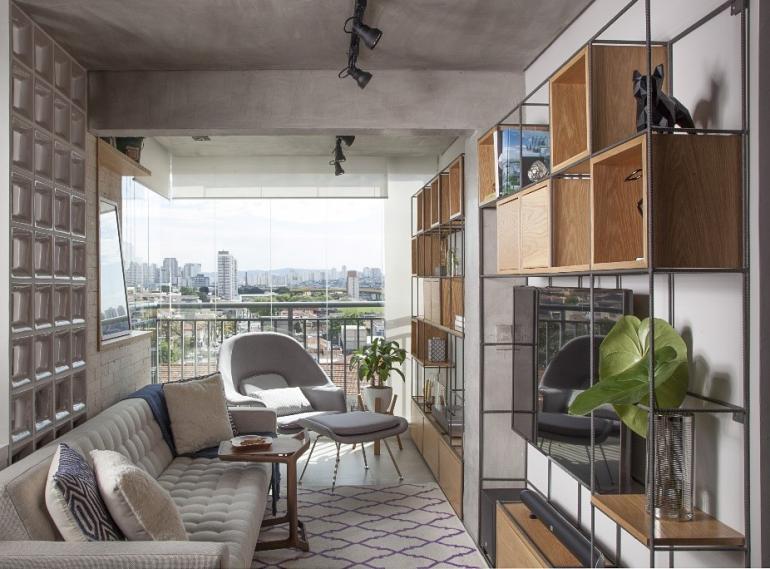 Luis Gomes - A sala de estar foi ampliada até a varanda, que favorece a luminosidade natural do espaço, além dos momentos de relaxamento