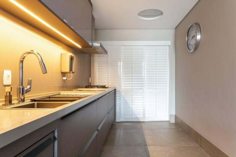 Maura Mello - Na cozinha, o rodapé foi realizado com o mesmo material do piso, dando um arremate ao ambiente Maura Mello - Na cozinha, o rodapé foi realizado com o mesmo material do piso, dando um arremate ao ambiente