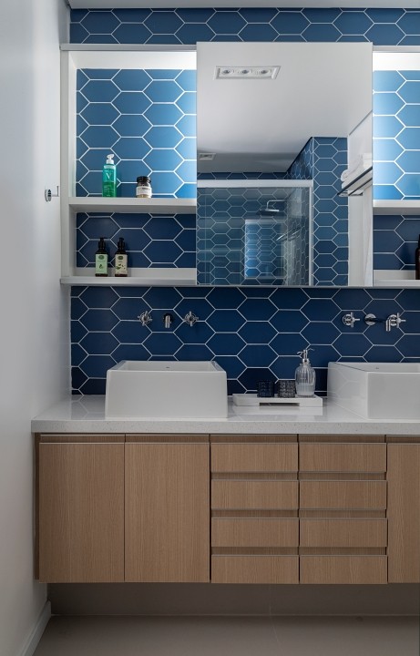 Evelyn Müller - Nesse banheiro, a cerâmica chama atenção pelo tom de azul e pelo formato hexagonal