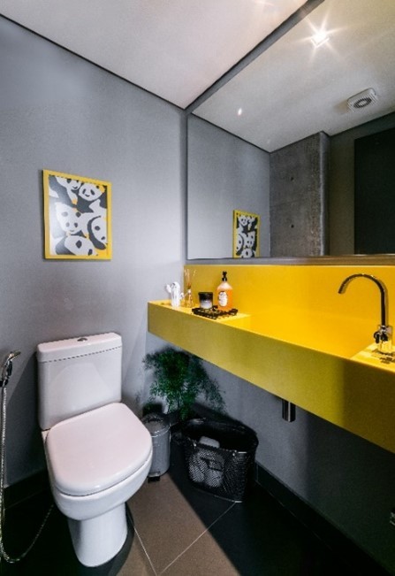 Guilherme Pucci - Nesse lavabo, a bancada em quartzo amarelo compõe com o cinza das paredes e do piso.