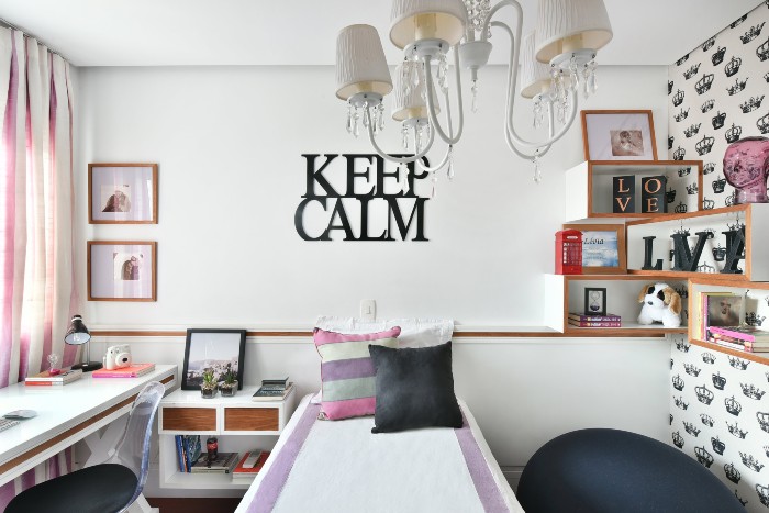 Henrique Ribeiro - Para esse quarto de adolescente, as arquitetas usaram esculturas de letras e palavras na parede e nos nichos