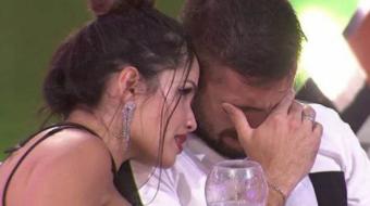 Festa com funk termina com choro, DRs e selinho qu�druplo