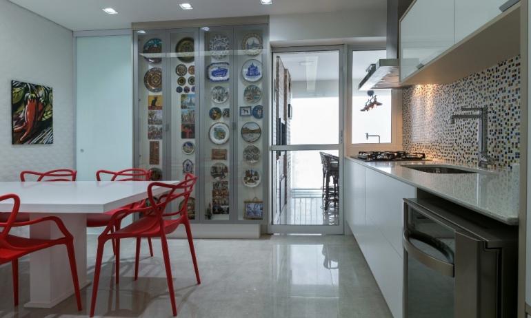 Eric Romero - A cozinha, mesmo com visual clean, revela revestimentos e móveis com cores alegres na reforma da PB Arquitetura.