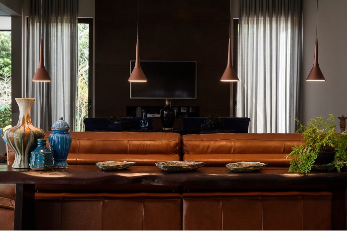 Emerson Rodrigues - Posicionado atrás do sofá do living, o aparador de madeira maciça dá um toque rústico ao ambiente contemporâneo
