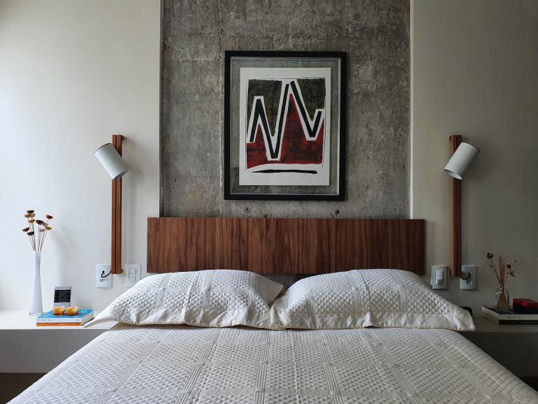 Dan Brunini - Rústico e aconchegante, o quarto tem simetria marcada pelo pilar de concreto aparente.