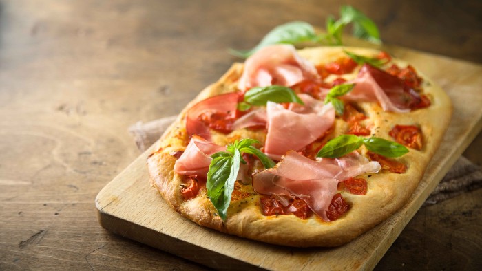 Receita de focaccia de presunto cru e tomates