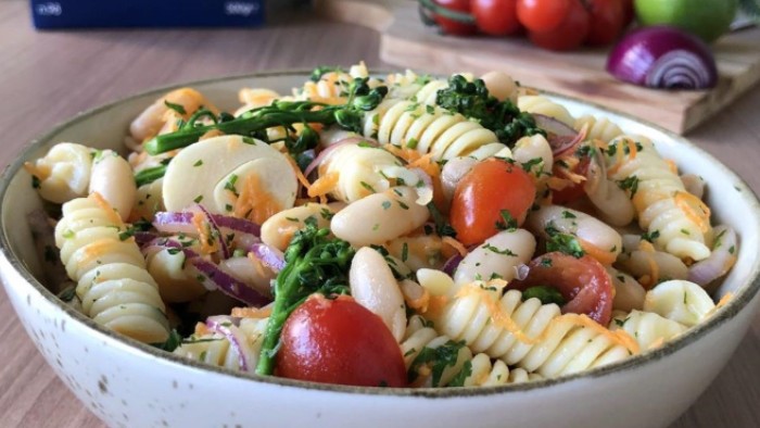 Salada de macarr�o com feij�o branco, palmito e legumes